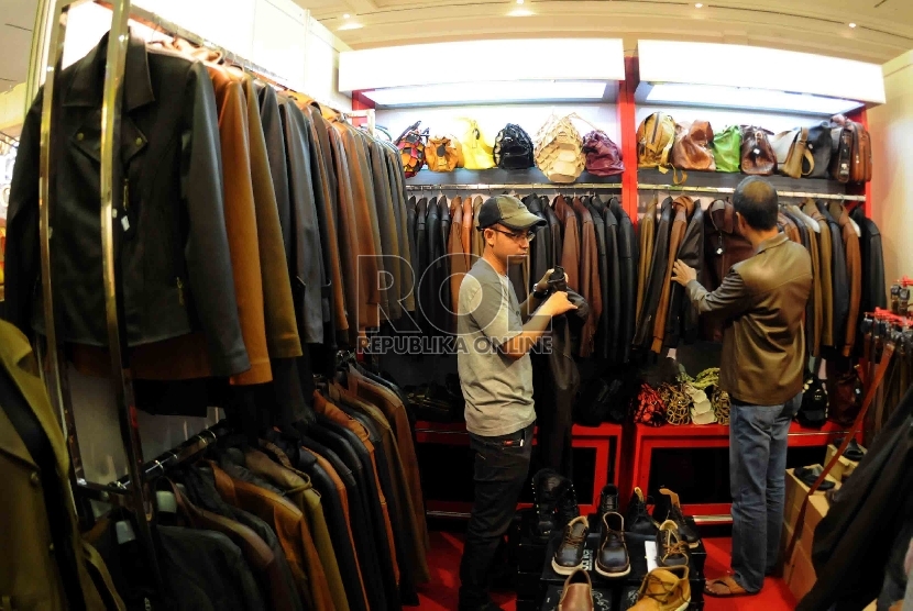 Pengunjung memilih jaket kulit yang dipamerkan. Indonesia mendorong ekspor produk fesyen ke Vietnam.  (Republika/Agung Supriyanto)