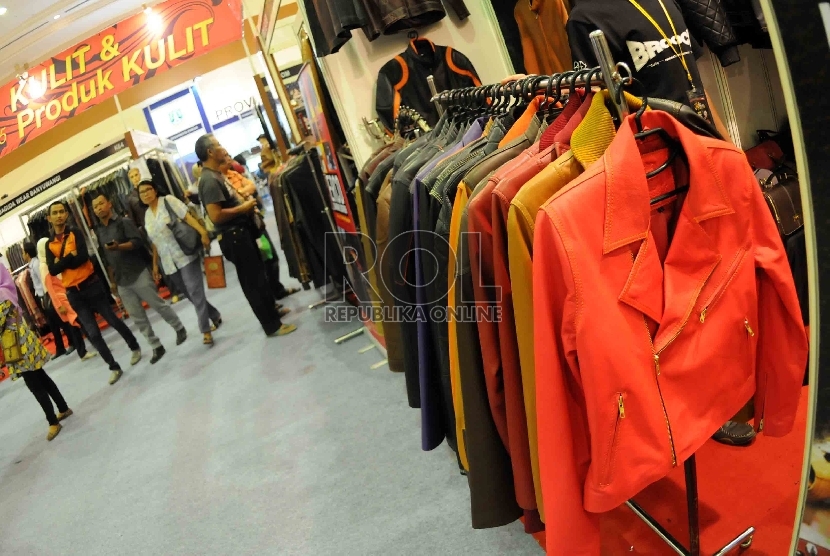 Pengunjung memilih jaket kulit yang dipamerkan dalam ajang Gelar Sepatu, Kulit & Fesyen (SFK) produksi Indonesia di Jakarta beberapa waktu lalu.  (Republika/Agung Supriyanto)