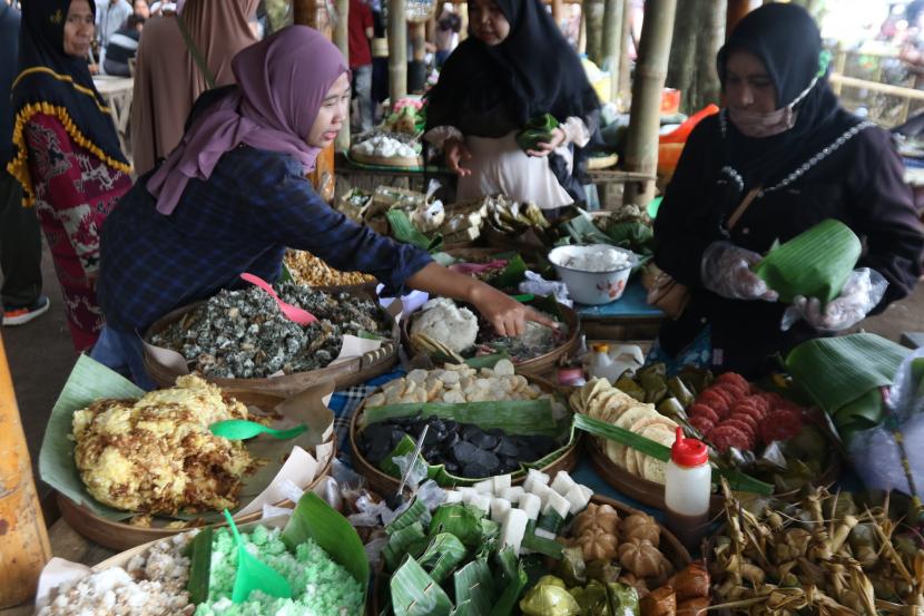 Pengunjung memilih kuliner tradisional yang dijual di Pasar Malang, Jawa Timur. 