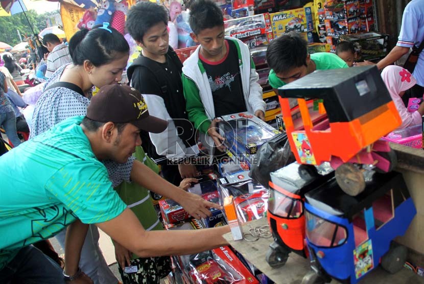  Pengunjung memilih mainan anak di Pasar Gembrong, Jatinegara, Jakarta Timur, Jumat (9/8).  (Republika/ Yasin Habibi)