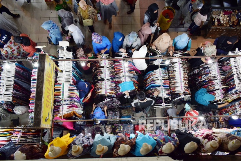 Pengunjung memilih pakaian di Pasar Baru, Kota Bandung 