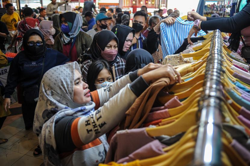 Pengunjung memilih pakaian di Pasar Baru Trade Center, Bandung, Jawa Barat.