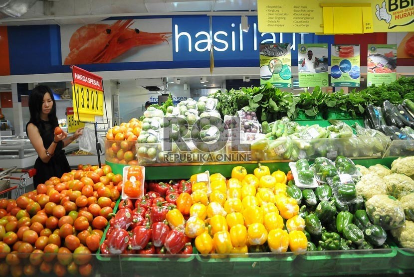 Pengunjung memilih produk bahan makanan pokok di salah satu pusat perbelanjaan, Jakarta, Senin (4/8). (Republika/Prayogi)