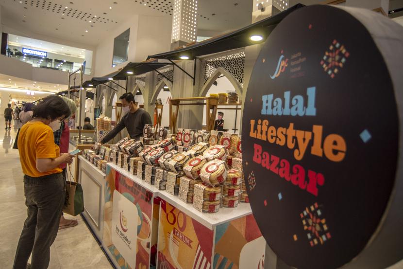 Pengunjung memilih produk makanan dan minuman pada acara Jakarta Ramadhan Festival 2022 di Mall of Indonesia, Jakarta, Rabu (20/4/2022) (ilustrasi). Kementerian Perindustrian menilai, salah satu tren yang perlu diikuti oleh industri makanan dan minuman (mamin) adalah kebutuhan konsumen akan personalisasi produk.
