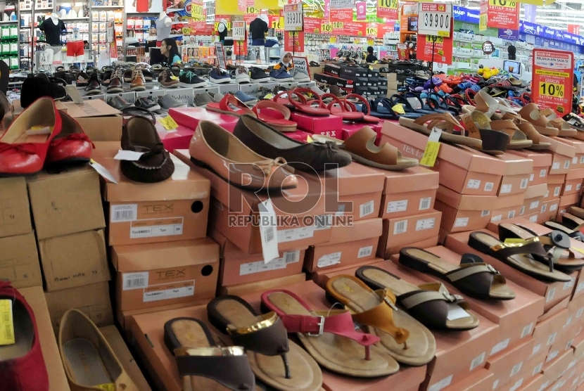  Pengunjung memilih sepatu di salah satu pusat perbelanjaan di Jakarta, Jumat (18/9). 