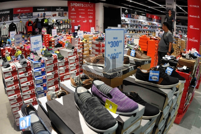 Pengunjung memilih sepatu di salah satu pusat perbelanjaan di Jakarta, Jumat (18/9). 