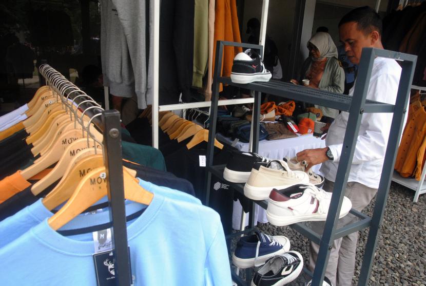 Pengunjung memilih sepatu saat berbelanja pada pameran produk lokal di Bogor Creative Center, Kota Bogor, Jawa Barat, Selasa (31/5/2022). Presiden Joko Widodo (Jokowi) menyampaikan, pembelian produk-produk dalam negeri oleh kementerian, lembaga, BUMN, dan juga daerah merupakan hal yang wajib dilakukan.