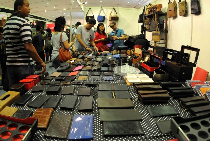 Pengunjung memilih tas kulit yang dipamerkan Gelar Sepatu, Kulit & Fesyen (SFK) produksi Indonesia 2015 di Jakarta Convention Center (JCC) Jakarta Pusat, Ahad (5/7).  (Republika/Agung Supriyanto)