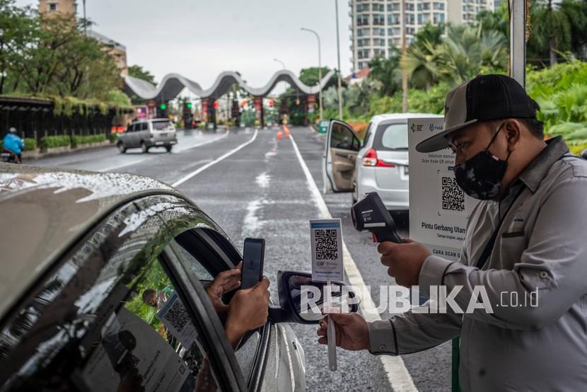 Kondisi arus lalu lintas kendaraan yang melintasi Jalan Lodan Raya, Jakarta Utara, terlihat lancar pada hari pertama pemberlakuan pelat nomor ganjil-genap kendaraan di jalur menuju objek wisata Taman Impian Jaya Ancol, Jumat (17/9). (Foto: Pintu Gerbang Utama Timur, Taman Impian Jaya Ancol)