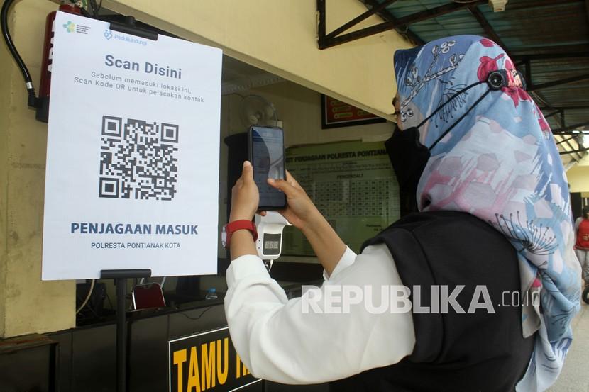 Pengunjung memindai kode QR Code melalui aplikasi PeduliLindungi (ilustrasi). Pemkab Lebak, Banten, meminta pengelola objek wisata memasang kode QR untuk dipindai di aplikasi PeduliLindungi.