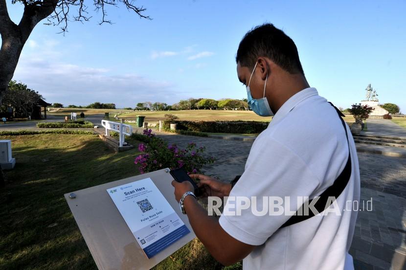 Pengunjung memindai QR Code dengan aplikasi PeduliLindungi saat mengunjungi destinasi Pulau Peninsula di The Nusa Dua, Badung, Bali, Jumat (30/7/2021). Program 