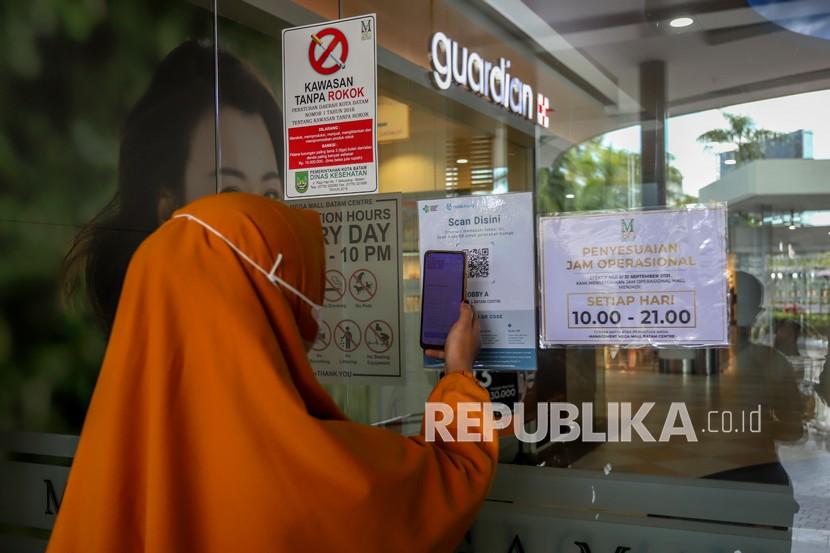 Pengunjung memindai QR Code melalui aplikasi Peduli Lindungi saat akan memasuki salah satu pusat perbelanjaan di Kota Batam, Kepulauan Riau, Senin(27/9/2021). Penerapan aplikasi Peduli Lindungi sudah mulai dilakukan di sejumlah pusat perbelanjaan di Kota Batam sebagai upaya pencegahan penyebaran COVID-19.