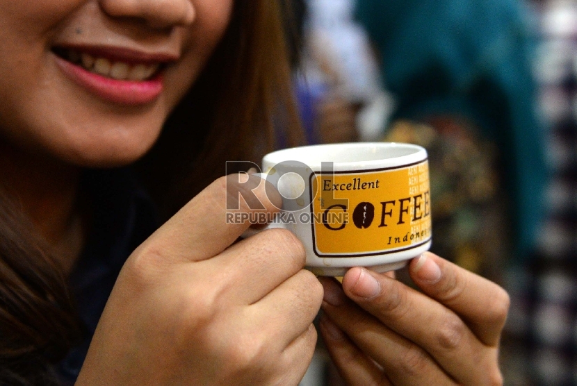 Menikmati secangkir kopi (ilustrasi)
