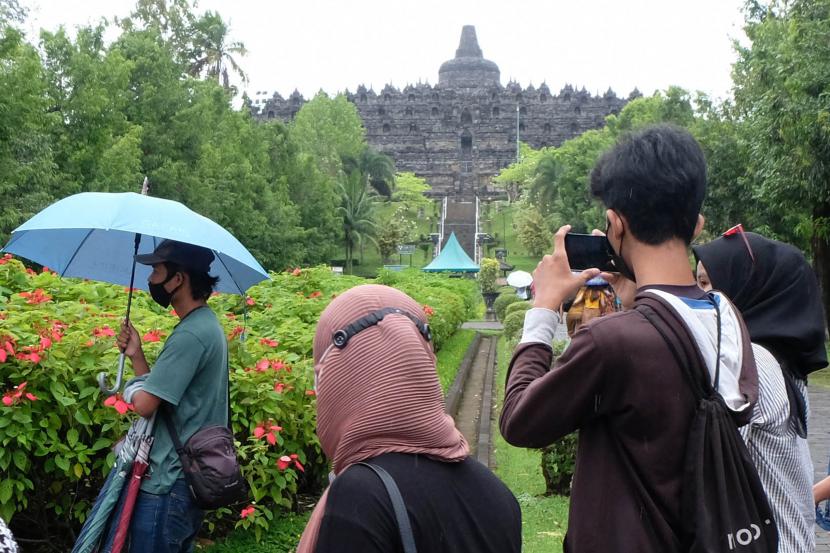 Pengunjung memotret Candi Borobudur dari zona 2 kawasan Taman Wisata Candi (TWC) Borobudur di Magelang, Jawa Tengah, Kamis (24/6/2021). Menindaklanjuti surat edaran Sekretaris Jenderal Kementerian Pendidikan, Kebudayaan, Riset dan Teknologi Nomor 9 Tahun 2021 tentang kebijakan bekerja dari rumah dalam rangka pencegahan dan penanganan COVID-19, Balai Konservasi Borobudur (BKB) menutup sementara kawasan zona 1 Candi Borobudur mulai tanggal 23 Juni sampai 2 Juli mendatang.