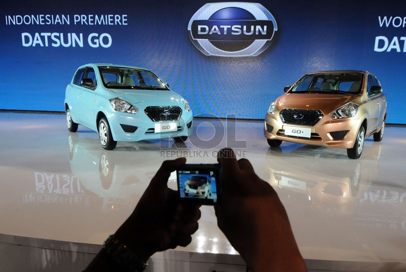  Pengunjung memotret mobil 'Low Cost Green Car' (LCGC) keluaran Datsun yang diluncurkan di Jakarta, Selasa (17/9).  (Republika/Aditya Pradana Putra)
