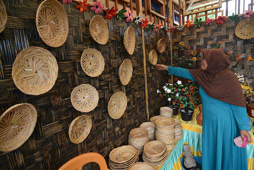 Pengunjung memperhatikan aneka kerajinan berbahan baku lokal pada Pameran Potensi Desa di Desa Padende, Marawola, Kabupaten Sigi, SulawesiTengah, Sabtu (21/5).(Antara/Basri Marzuki)