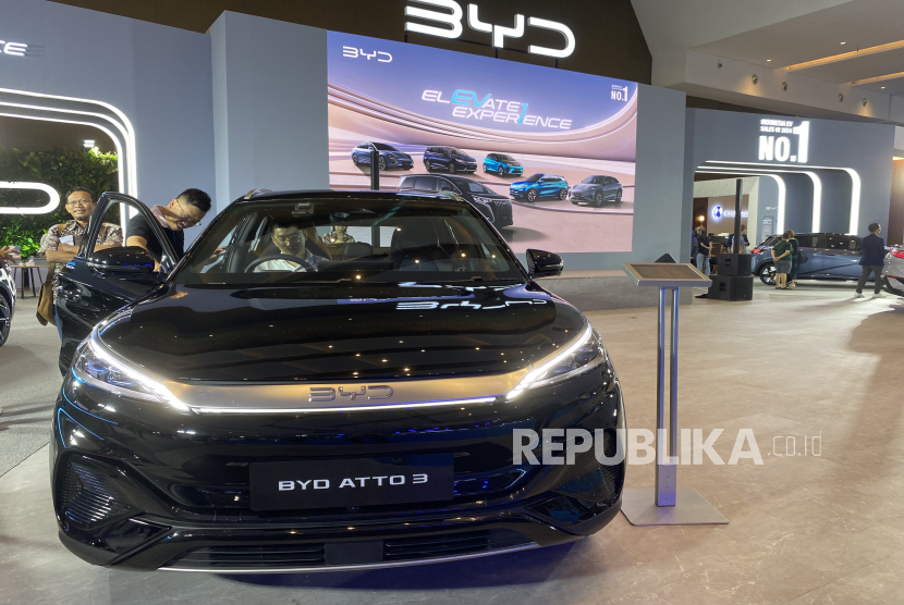 Pengunjung memperhatikan BYD Atto 3 yang dipamerkan dalam ajang Periklindo Electric Vehicle Show (PEVS) 2025 di JIExpo Kemayoran, Jakarta Pusat, Selasa (29/4/2025).