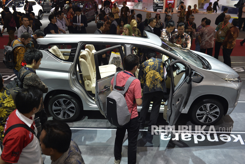 Pengunjung memperhatikan interior mobil Mitsubishi Xpander ketika berlangsungnya GAIKINDO Indonesia International Auto Show (GIIAS) 2017 di ICE BSD, City Tangerang, Kamis (10/8).
