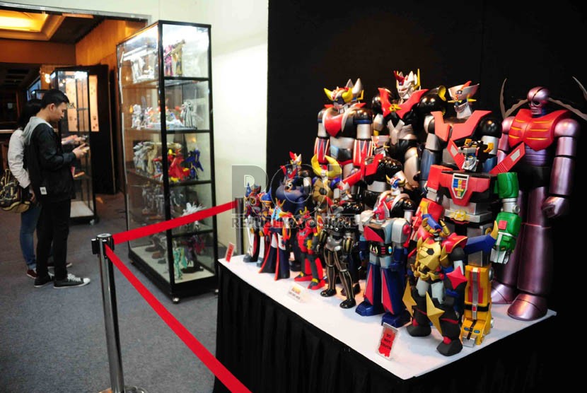  Pengunjung memperhatikan mainan robot yang dipamerkan di sebuah mal di Jakarta, Rabu (8/1). (Republika/Agung Supriyanto)