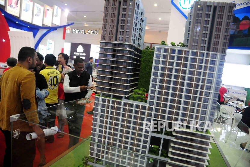 Pengunjung memperhatikan miniatur rumah saar pameran properti di Jakarta Convention Center (JCC) Jakarta, Ahad (14/2). 