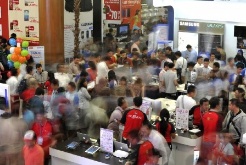 Pengunjung memperhatikan produk elektronika yang dipajang pada pameran komputer dan teknologi informasi (Indocomtech) 2013 di Jakarta Convention Center, Senayan, Jakarta, Rabu (30/10). 
