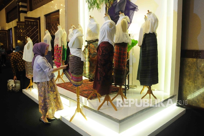 Pengunjung memperhatikan salah satu produk kreatif yang dipamerkan dalam pameran ekonomi kreatif Usaha Mikro Kecil Menengah (UMKM) binaan BI di Balai Kartini, Jakarta, Jumat (26/8).