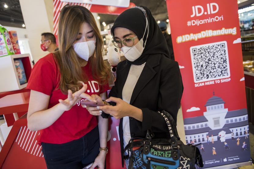 Pengunjung mempraktikkan pemanfaatan platform penjualan digital (e-commerce) JD.ID di Paris van Java Mall, Bandung, Jawa Barat, Sabtu (8/5/2021). Program ekspansi JD.ID tersebut dalam rangka menyasar target konsumen yang lebih luas, baik kaum muda ataupun dewasa di Kota Bandung. 