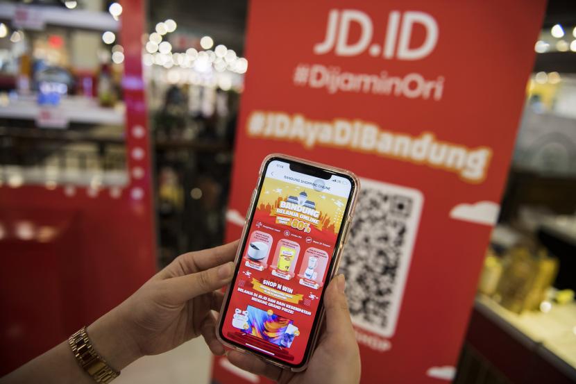 Pengunjung mempraktikkan pemanfaatan platform penjualan digital (e-commerce) JD.ID di Paris van Java Mall, Bandung, Jawa Barat, Sabtu (8/5/2021). Program ekspansi JD.ID tersebut dalam rangka menyasar target konsumen yang lebih luas, baik kaum muda ataupun dewasa di Kota Bandung.