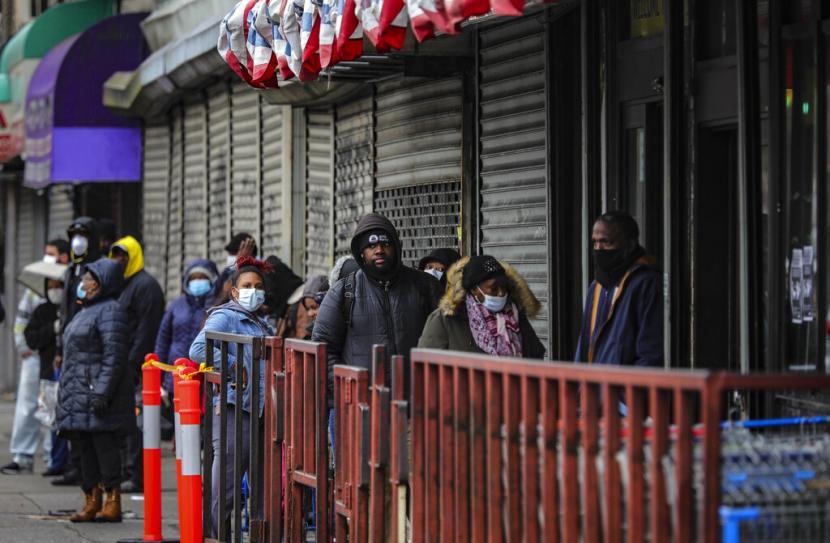Pengunjung menanti toko dibuka di sudut Kota New York, Jumat (3/4). Ekonom memperkirakan, jika puncak wabah sudah terlihat, bisnis di Amerika Serikat akan kembali terlihat.