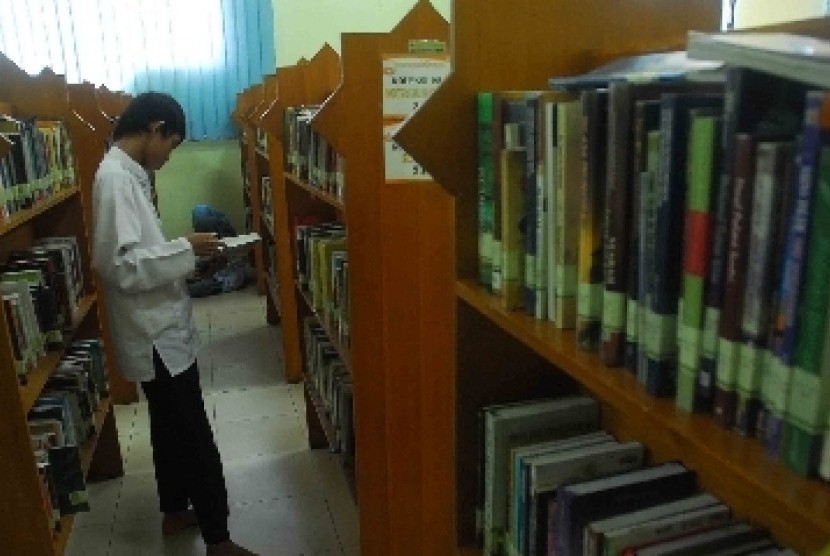 Pengunjung mencari buku di Perpustakaan Jakarta Islamic Center, Jakarta.