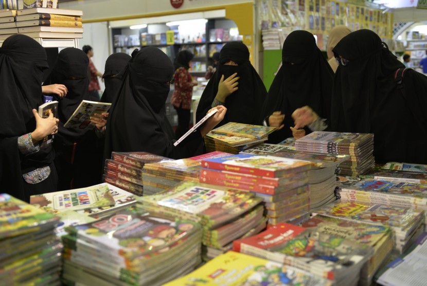 Pengunjung mencari buku yang mereka inginkan pada Islamic Book Fair di Jakarta Convetion Center, Jakarta, Rabu (3/5).