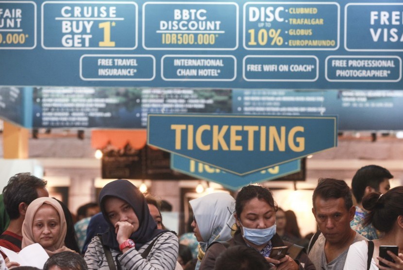Pengunjung mencari info pemesanan tiket di salah satu stan pada Garuda Indonesia Travel Fair 2018 di Jakarta Convention Center, Senayan, Jakarta, Jumat (6/4). GATF 2018 menargetkan total transaksi sebesar Rp 285 miliar dan 80.000 pengunjung selama tiga hari pameran. 