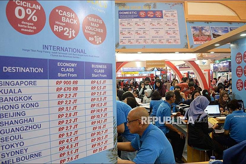 Pengunjung mencari info pemesanan tiket di salah satu stan pada Garuda Indonesia Travel Fair (GATF) phase II 2018 di Jakarta Convention Center, Jumat (5/10). Garuda Indonesia Travel Fair (GATF) 2021 akan diselenggarakan secara hybrid.