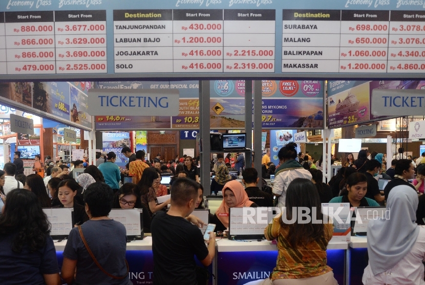 Pengunjung mencari info pemesanan tiket pada pameran wisata, Jumat (22/9), di Jakarta.
