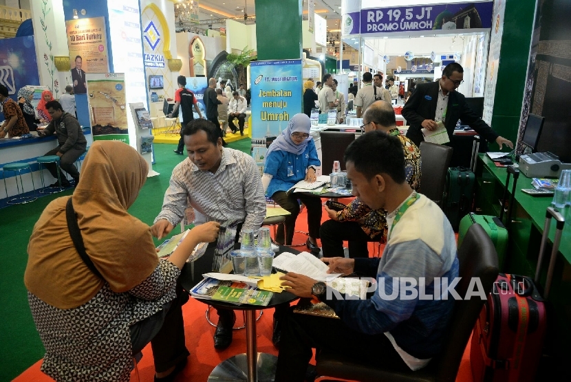 Pengunjung mencari informasi perjalanan ibadah Umroh, Haji dan Wisata muslim pada pameran International Islamic Expo 2016 di Jakarta Convention Center (JCC), Jakarta, Jumat (28/10).
