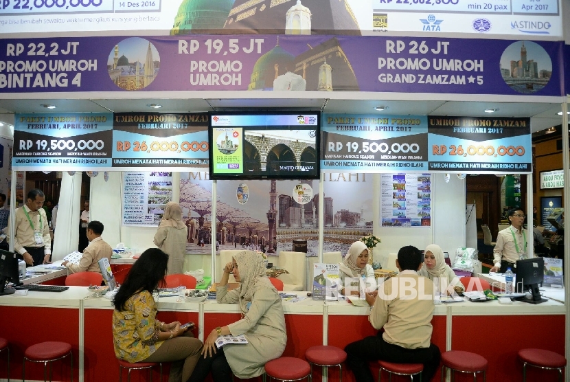 Pengunjung mencari informasi perjalanan ibadah umrah, haji pada pameran International Islamic Expo. (Ilustrasi)