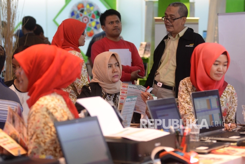  Pengunjung mencari informasi perjalanan wisata di Islamic Tourism Expo 2017, Jakarta, Selasa (10/10). Dengan cara ini, mereka berharap tidak tertipu dengan modus yang dijalankan travel umrah dan haji nakal.