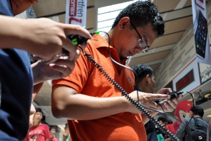   Pengunjung Mencoba beberapa pruduk Smartfren pada acara launching produk terbaru Smartfren Andromax U di Kota Casablanca, Jakarta Timur,