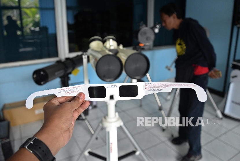 Pengunjung mencoba kacamata dan teleskop untuk melihat gerhana matahari di Planetarium dan Observatorium, Taman Ismail Marzuki (TIM), Jakarta, Senin (7/3). (Republika/Yasin Habibi)