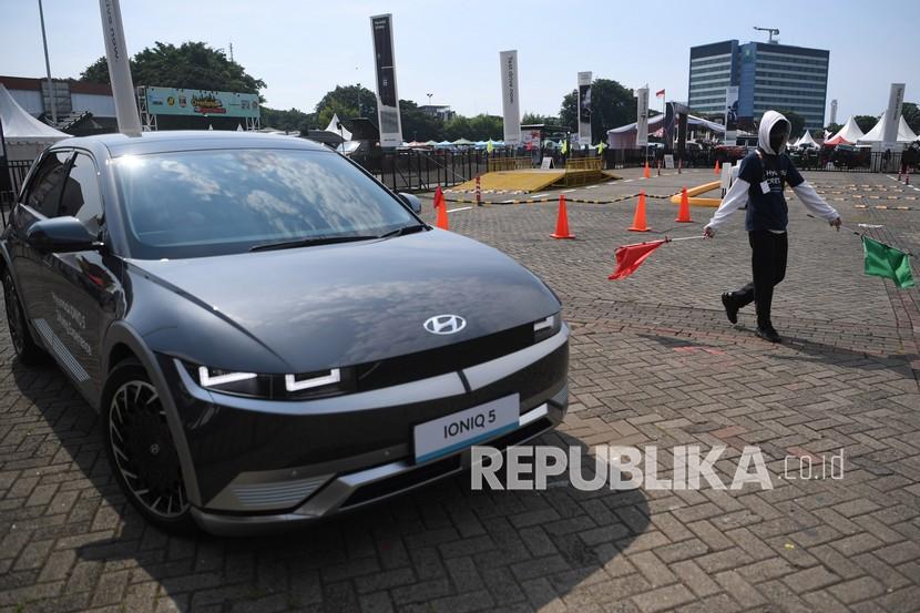 Pengunjung mencoba mengendarai mobil listrik Hyundai Ionic 5. Serbuan barang impor dari Korea Selatan mendadak mengalami lonjakan pada bulan Juli 2023.