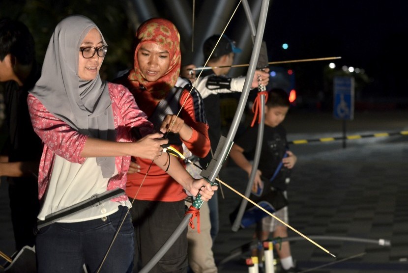 Pengunjung mencoba menggunakan busur panah milik komunitas pecinta olahraga panahan Should Sulawesi (SS) Archer saat perkenalan olahraga tersebut di Trans Mall, Makassar, Sulawesi Selatan, jumat (19/8).