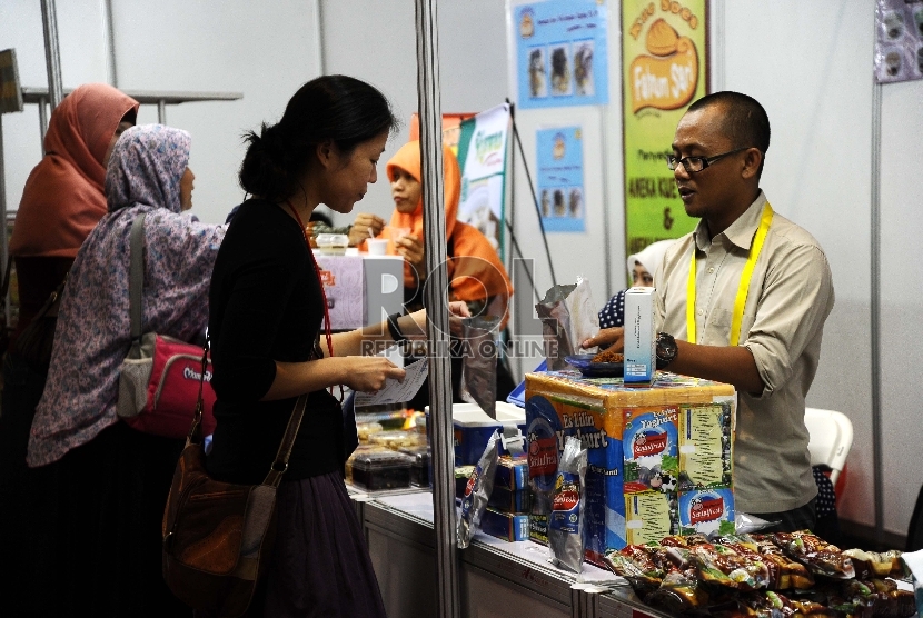  Pengunjung mencoba produk UMKM di pameran Indonesia Internasional Halal Expo, Jakarta, Kamis (1/10). 