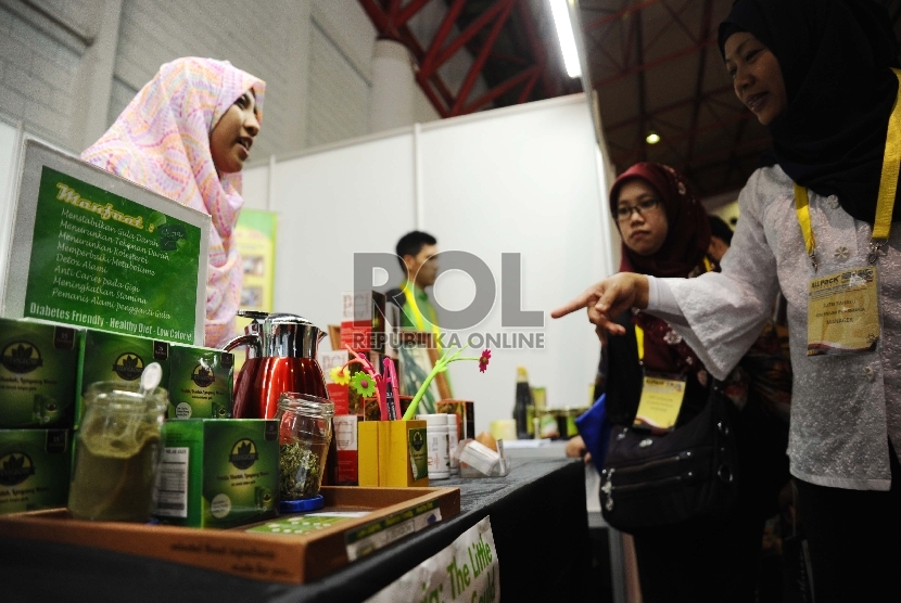 Pengunjung mencoba produk UMKM di pameran Indonesia Internasional Halal Expo, Jakarta, Kamis (1/10).