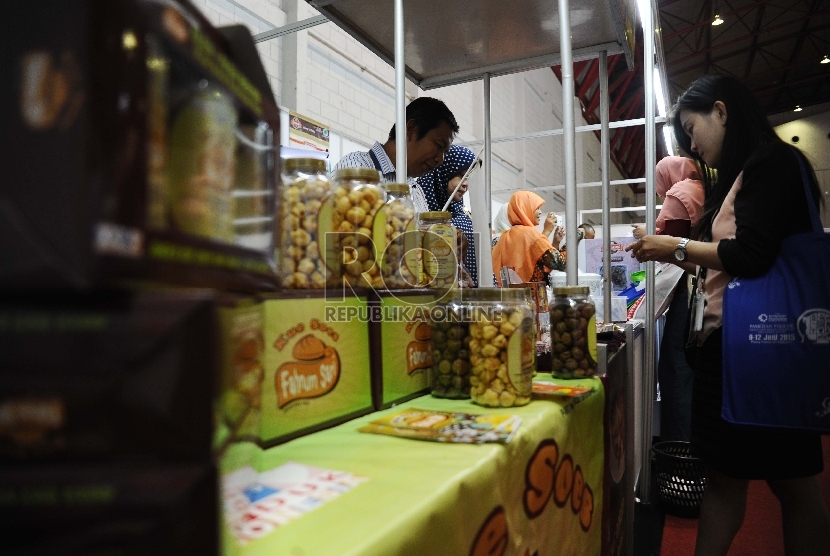 Pengunjung mencoba produk UMKM di pameran Indonesia Internasional Halal Expo, Jakarta, Kamis (1/10). 