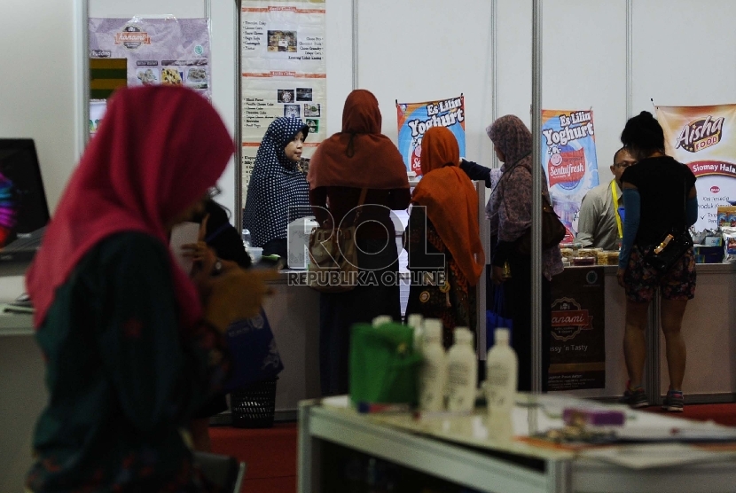Pengunjung mencoba produk UMKM di pameran Indonesia Internasional Halal Expo. (Ilustrasi) 