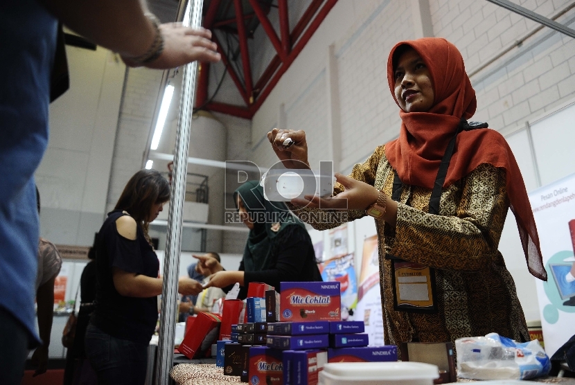 Pengunjung mencoba produk UMKM di pameran Indonesia Internasional Halal Expo, Jakarta, Kamis (1/10).