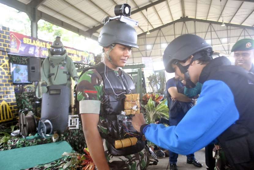 Pengunjung mencoba simulasi menjinakkan bahan peledak saat Pameran Alutsista TNI-Polri di Lanud Atang Sanjadja, Kota Bogor, Jawa Barat, Sabtu (25/8)