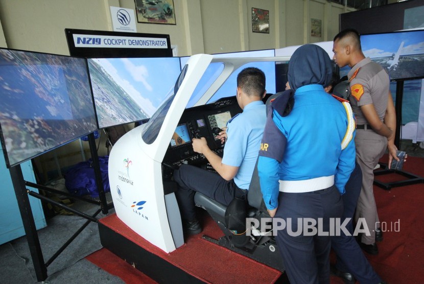  Pengunjung mencoba simulator pesawat N219 Cockpit Demonstrator buatan PT DI dan LAPAN saat acara Bandung Air Show 2017 di kawasan Lanud Husein Sastranegara, Kota Bandung, Kamis (9/11). 