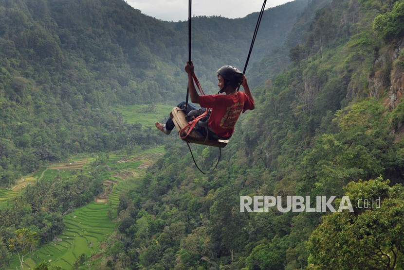 Pengunjung mencoba wahana menantang di obyek Gumuk Reco, Desa Wisata Sepakung, Kecamatan Banyubiru, Kabupaten Semarang. Liburan akhir tahun desa wisata ini dibanjiri pengunjung.