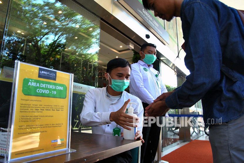 Pengunjung mencuci tangan dengan cairan antiseptik di pusat perbelanjaan Lippo Keboen Raya, Kota Bogor, Jawa Barat, Jumat (6/3/2020). Meski tutup sebagian mal di Kota Bogor masih menerima pembelian online